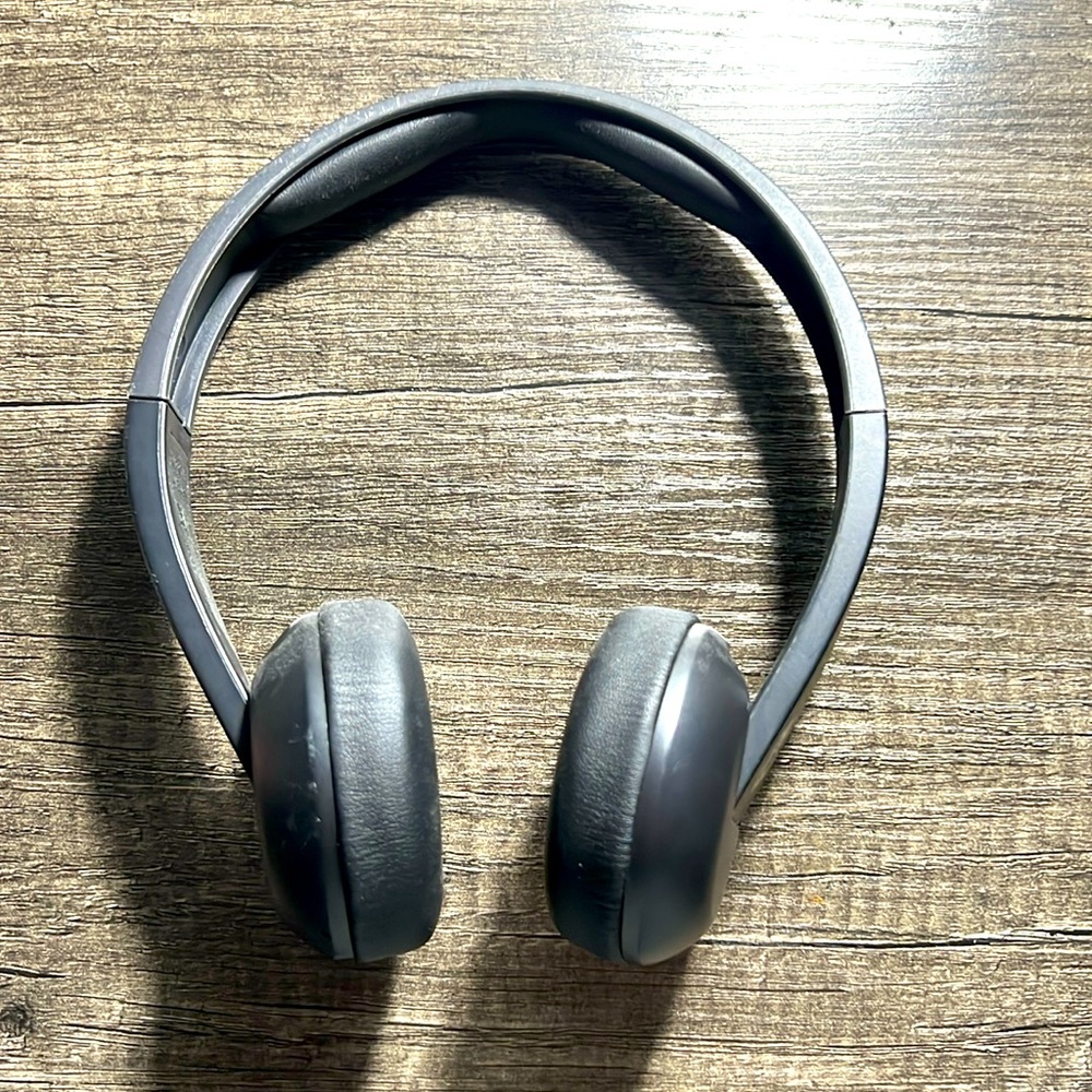 Skullcandy headphones wireless with adjustable volume settings Black barely used